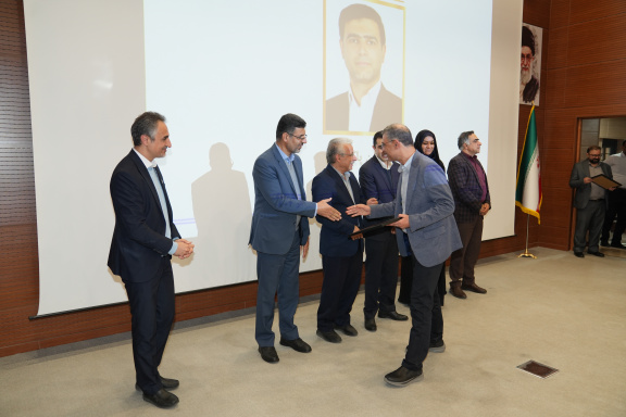 انتخاب آقای دکتر پاکارزاده به عنوان استاد راهنمای پایان نامه برتر ارتباط با صنعت